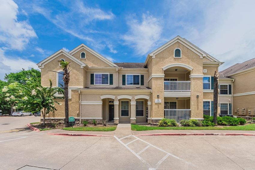 Lakeside Pointe Apartments & Townhomes, 2920 Oak Road, Pearland, TX